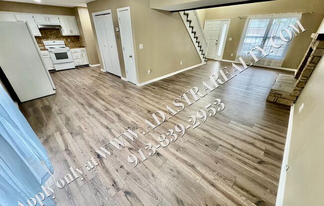 MOVE IN SPECIAL!! Beautiful Lenexa Duplex-Available NOW!! MOVE IN SPECIAL $300 OFF 2nd Month's Rent With November 1st or Sooner Move In!!!