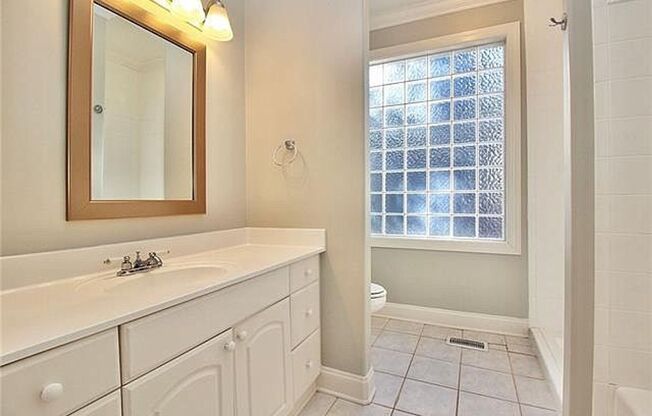 1 bed, , 225 sqft, $700, Unit Shared Bath (Downstairs Right)