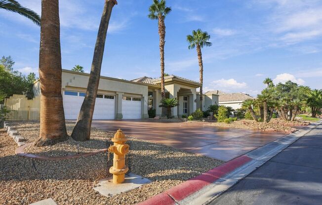 *******2 WEEKS FREE RENT******* A luxurious 5 Bedroom House with a Casita & a Sparkling pool at Ten Oaks Estates