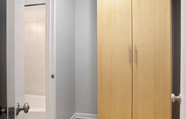 Studio, 1 bath, 405 sqft, $1,675, Unit 305
