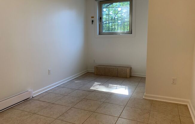 2 beds, 1 bath, 800 sqft, $1,699, Unit 5717 Hobart St. #B8