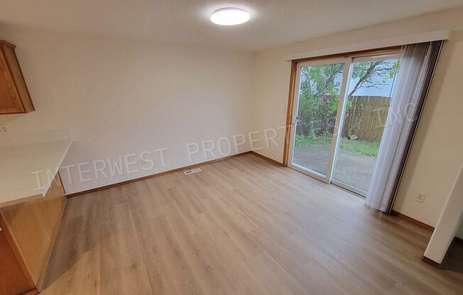 *1ST MONTH'S RENT FREE PROMO* SE Portland Home on A Cul-De-Sac with Garage, Yard, Fireplace and Much More!