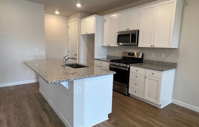SHOWING 6/7 or SOONER with Advance Appointment!  Three Bedroom Townhome Style Unit in Reed's Crossing - Close to Nike, Intel and Columbia Sportswear!