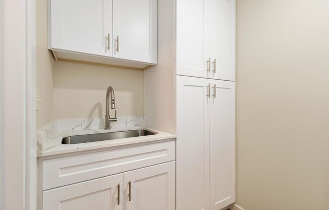2 beds, 1 bath, 875 sqft, $2,795, Unit 27