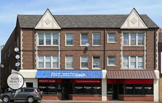 Heart of Arlington Heights! Steps away from Metra Station!