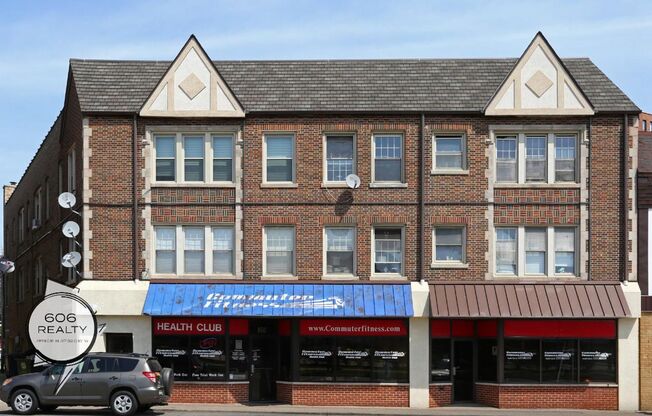Heart of Arlington Heights! Steps away from Metra Station!