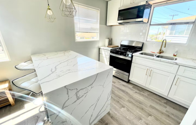 Fully Furnished 2BR Home with Huge Yard & Stunning Views – In-Unit Washer/Dryer!