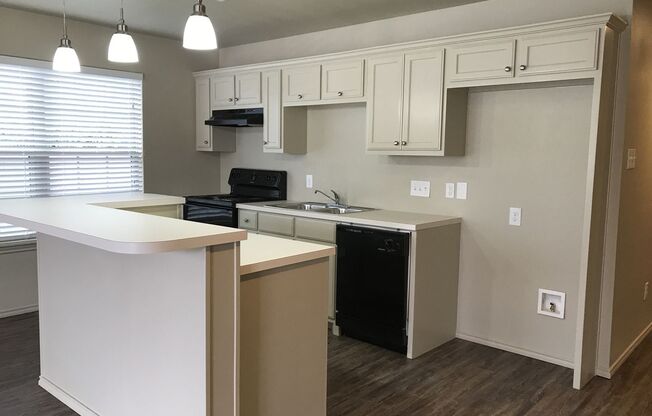 2 beds, 2 baths, 910 sqft, $895, Unit A