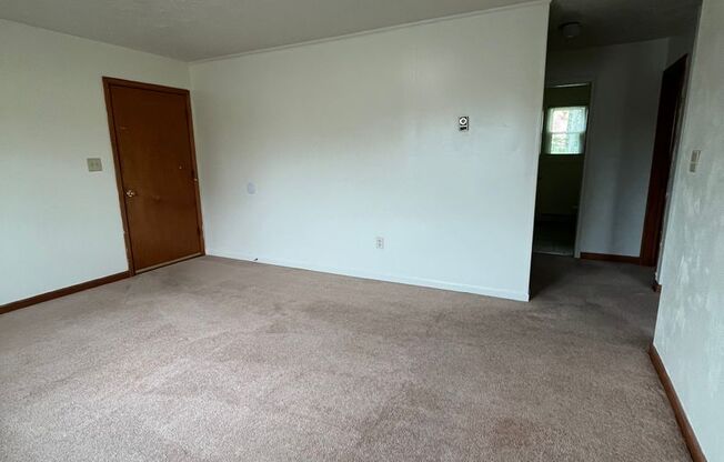 2 beds, 1 bath, 903 sqft, $1,170, Unit J-7