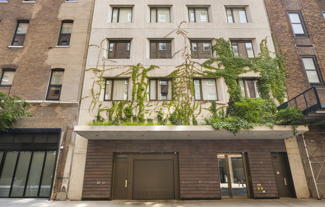 532 W 20 ST