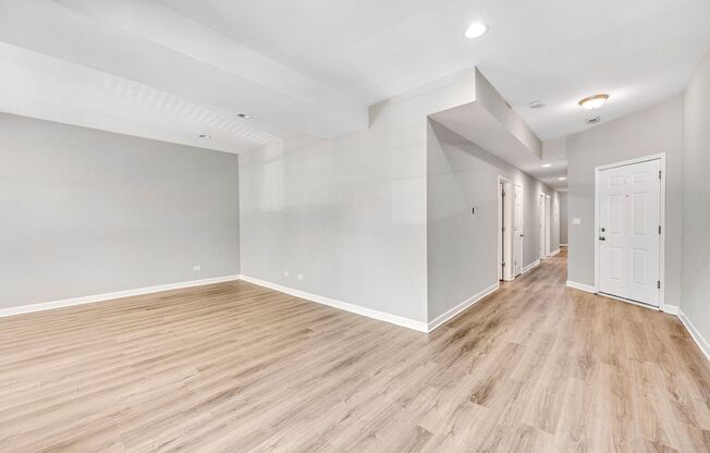 3 beds, 2 baths, 1,345 sqft, $2,150, Unit 4143 S. Michigan Ave #1