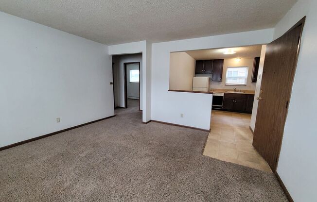 2 beds, 1 bath, $725, Unit 01