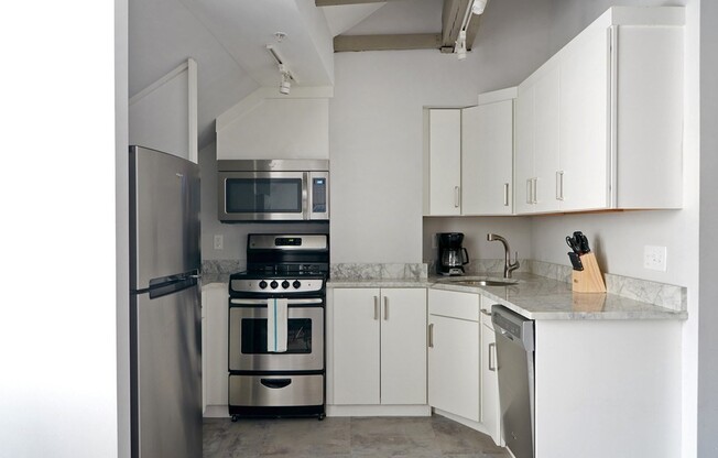 2 beds, 2 baths, $5,600, Unit 505