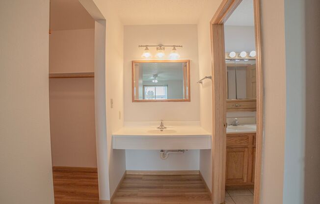 2 beds, 1 bath, 905 sqft, $799, Unit 122