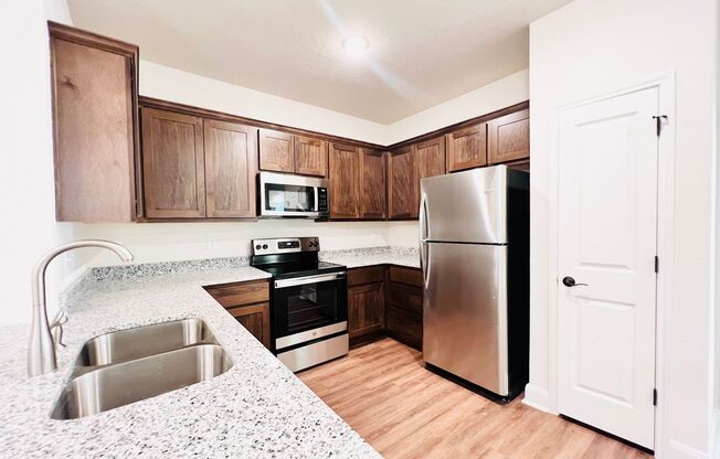 3 beds, 2.5 baths, $1,425, Unit 10318 Lynwood Village Unit 102