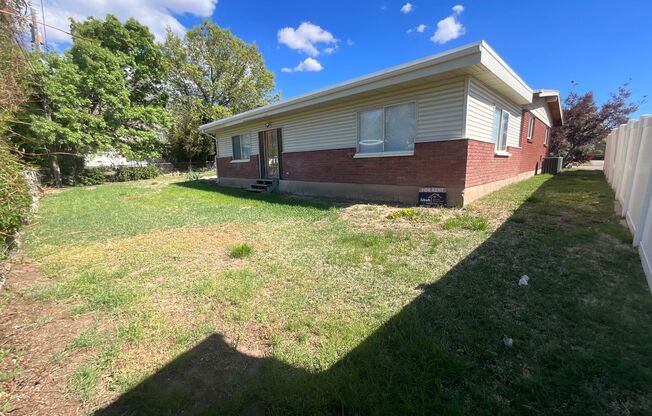 3 bdrm 2 bath Home 2 car Garage small dog Friendly