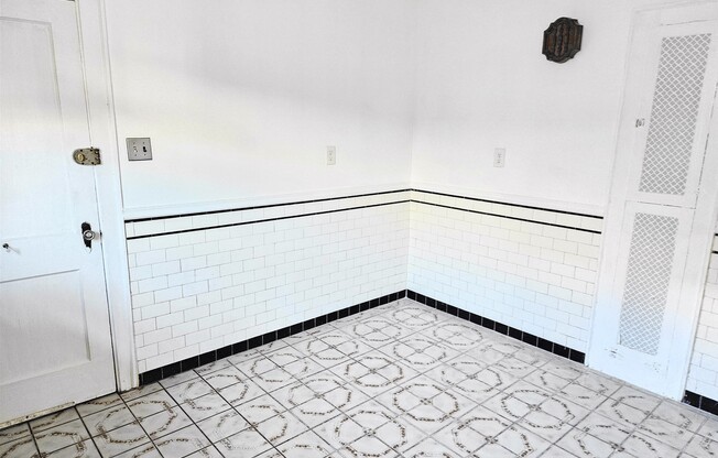 3 beds, 1 bath, 1,300 sqft, $3,450, Unit 1