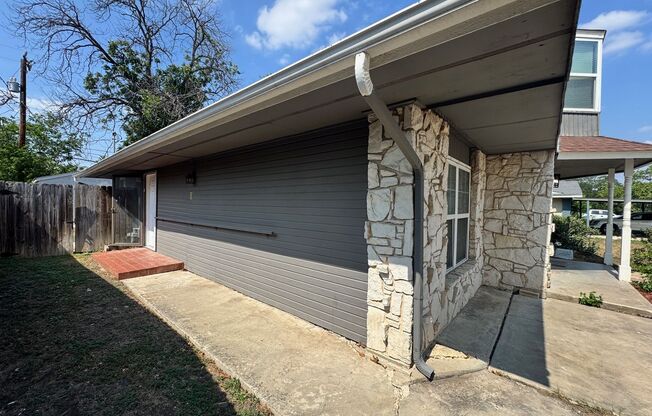 Ready For Move In - Nicely Renovated Large 5 bedroom 3 bath home in North Central SA - Near 281 & the Quarry