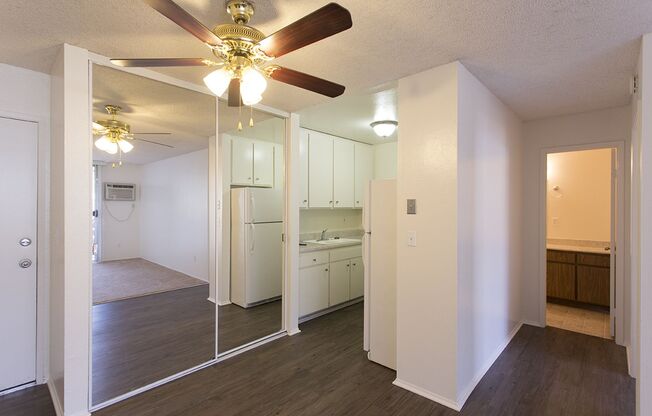 1 Br in the La Mesa Area with AC, Parking, & More
