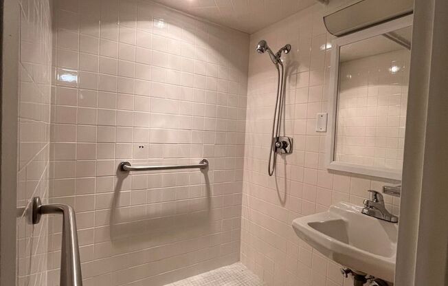 1 bed, 1.5 baths, 850 sqft, $1,295, Unit 118W