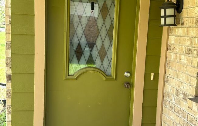 3 bed/2 bath home walking distance to Wolf Pen Creek Park!