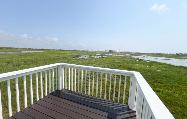 Elegant 2/1 Beach Cottage in Surfside !