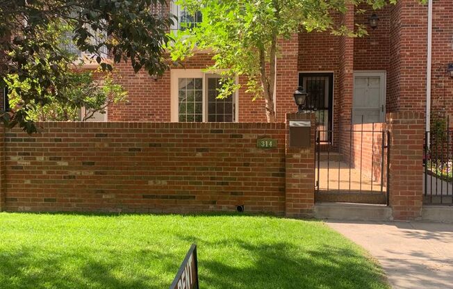 2 BEDROOM, 3.5 BATHROOM TOWNHOME WITH 2 CAR ATTACHED GARAGE LOCATED IN DOWNTOWN CHEYENNE