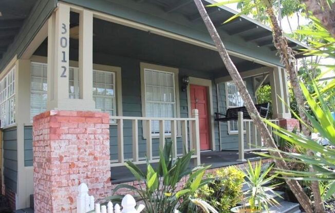 Charming 3BR/2BA South Tampa Bungelow with fenced yard and wood deck
