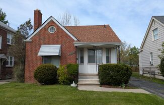 20653 Washtenaw 3bed/1bath with beautiful hardwood floors located in Harper Woods