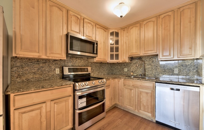 Light filled home+ Pet Friendly + Deck+ Lovely Yard