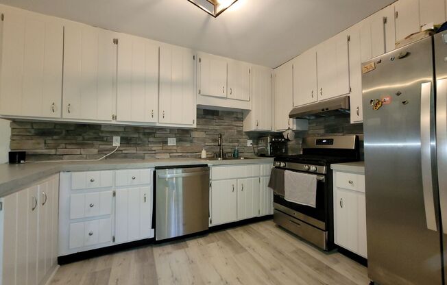 4 Bed/2 Bath w/ Huge Basement Minutes from Kennesaw State University!!