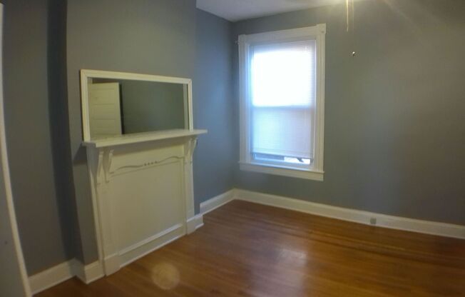 2 beds, 1 bath, $1,350, Unit Unit 2