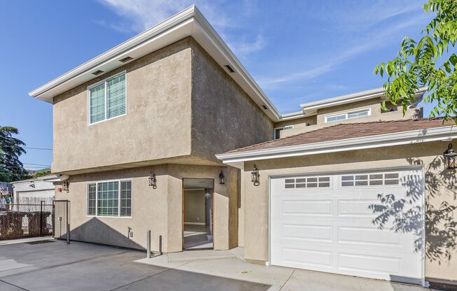 Stunning 3 Br 2.5 Ba with quick access to the I-5 Freeway.