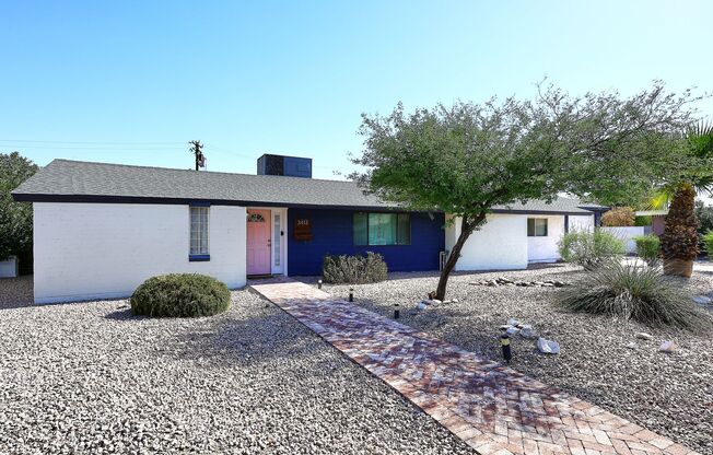 Fully Furnished Remodeled 4 Bedroom / 4 Bathroom Home with spacious back yard & pool in Central Phoenix!
