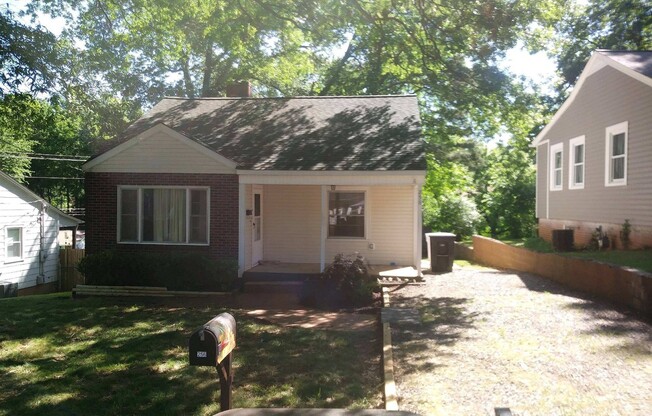 Cozy 2 Bed/1 Bath Home in Statesville - Covered Front Porch