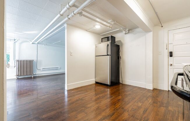 Studio, 1 bath, 400 sqft, $950, Unit 28
