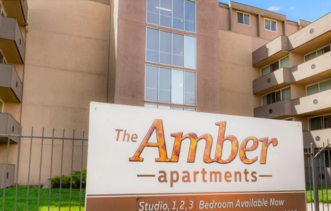1 bed, 1 bath, 705 sqft, $1,145, Unit 1945 Peoria St #311