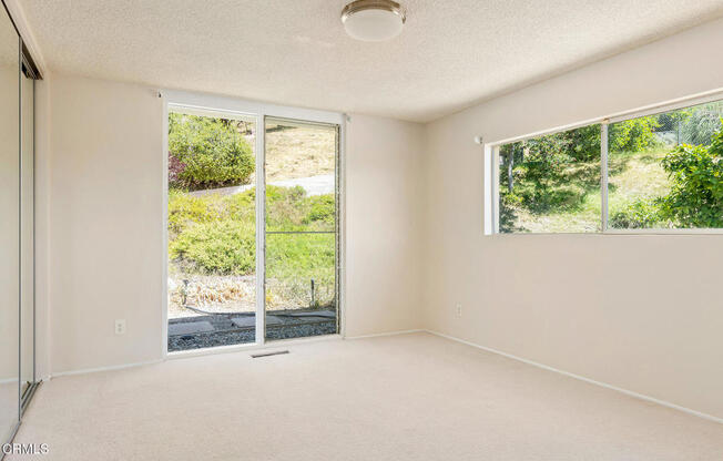 2075 LINDA FLORA DR