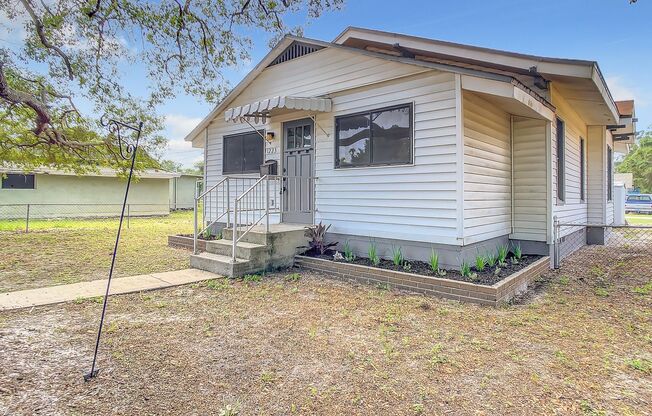 Available Now! Great Magnolia Heights Bungalow House for Rent in North St Pete !