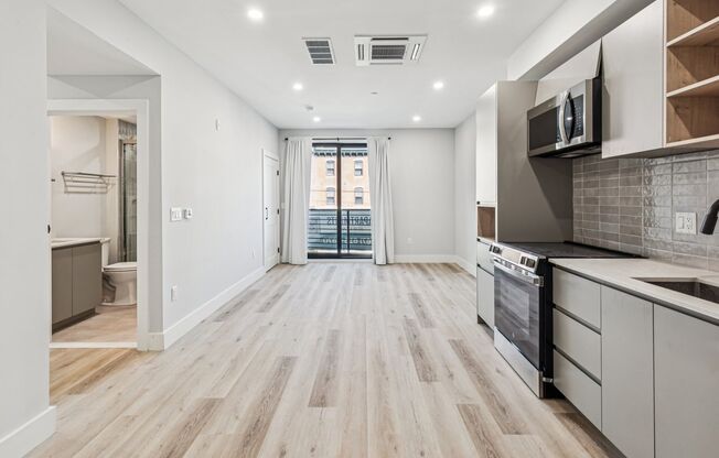 2 beds, 1 bath, 840 sqft, $2,800, Unit 411
