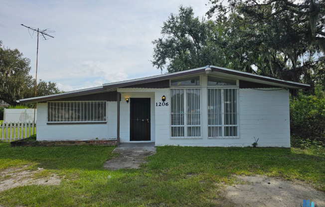 4 Beds | 1.5 Bath Home for Rent in Lakeland *Available Now*