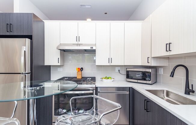 1 bed, 1 bath, 690 sqft, $1,995, Unit 410