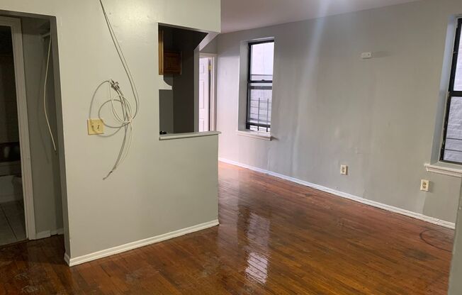 3 beds, 1 bath, 800 sqft, $2,400, Unit 2RS