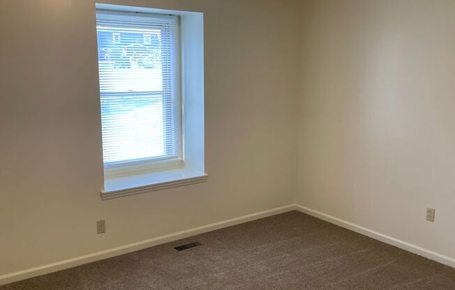 2 beds, 1.5 baths, 907 sqft, $1,375, Unit Country Club Unit 18B