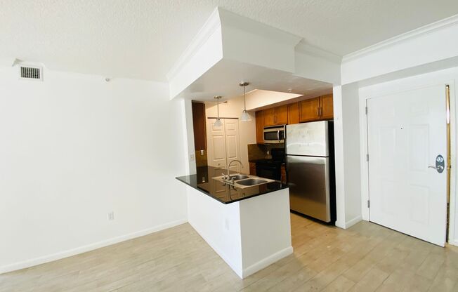 Spacious 2-bedroom apartment in full service building Edgewater