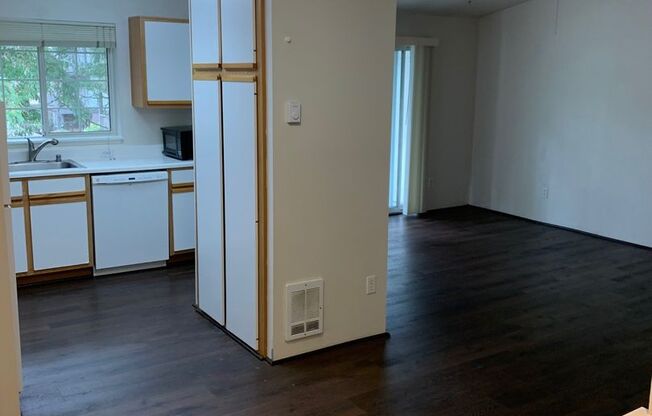 Beautiful 1 bed 1 bath top floor Walkers run condo in Newcastle