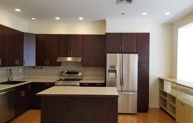 232 E 53 ST