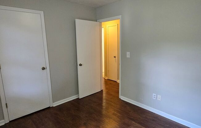 2 beds, 1 bath, $800, Unit Apt 4