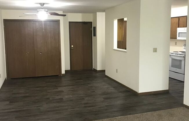 3 beds, 1 bath, 1,040 sqft, $1,695, Unit 3164-207