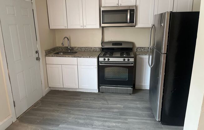 One bedroom one bathroom apartment with heat included